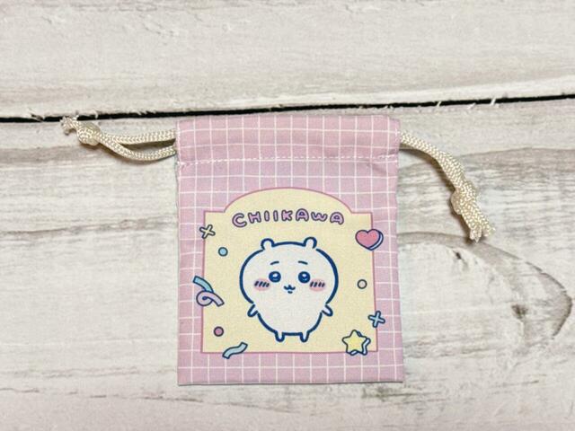 【ちいかわ DAISO限定デザイン】「プチ巾着 ちいかわ」2種類展開。「チェック」は、フロントがピンクチェック×ちいかわ、バックがブルーチェック×ハチワレのイラスト入り！