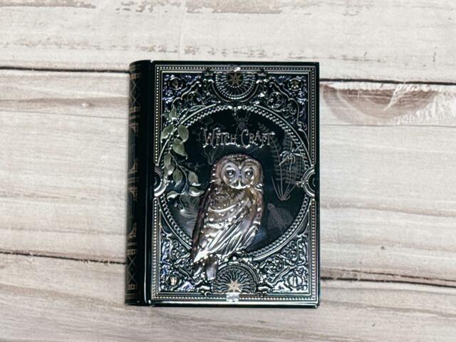 【カルディ】魔法辞書クッキー缶／税込918円