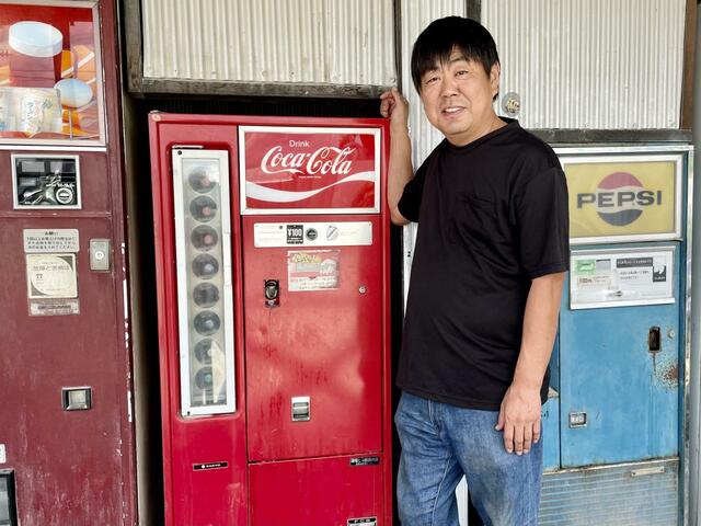 【中古タイヤ市場 相模原店】齋藤さんが最初にゲットした、瓶コーラの自販機。１本100円で販売中
