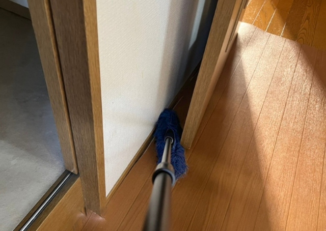 【ダスキン　ペット用おそうじモップレンタル】小さめサイズなので家具の隙間も楽々掃除できます