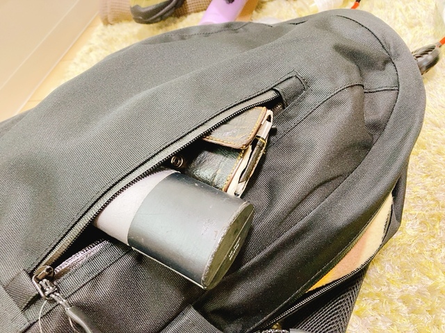 【ワークマン 防水デイバッグ】外ポケットにはメガネケースと財布も