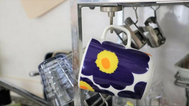 【ダイソー ネオジムマグネットフック】スチールラックの底面につければマグカップも吊り下げられる