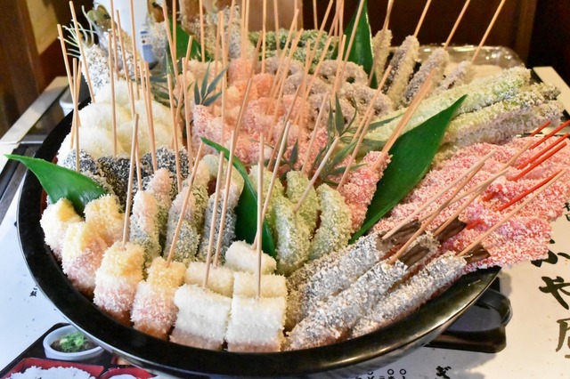 大阪ならではの食材を使った創作串カツも味わえる