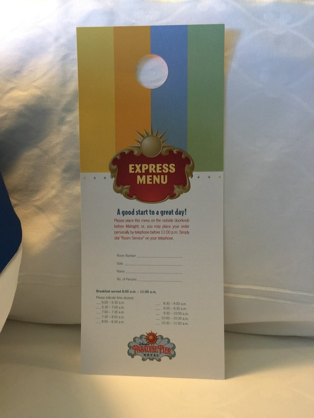 ルームサービスの案内もベッドの上に