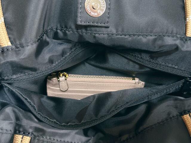ファスナーポケットには貴重品を入れるのがおすすめ