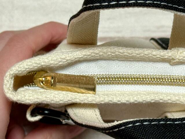 上部にはファスナー付き。ゴールドファスナーで高見えします♪
