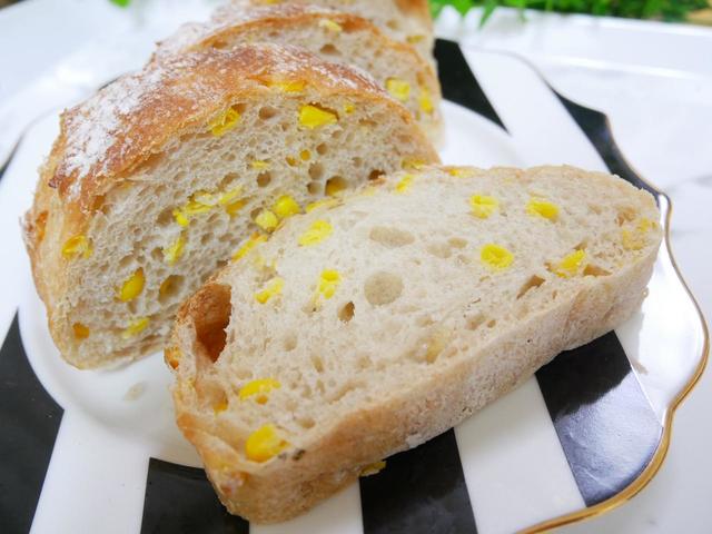 バターをのせてコーンバターにすると最高／とうもろこしのパン　1本（税込735円）
