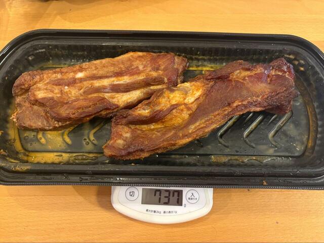 【コストコ 広東風チャーシュー】フタを開けると、塊肉がどーんと2本!食べ応え満点◎