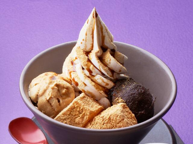 「桔梗信玄餅 きな粉アイスと黒みつクリームのわらびもち入りパフェ」<640円(税込)>【「サンマルクカフェ×桔梗信玄餅」が初コラボ】