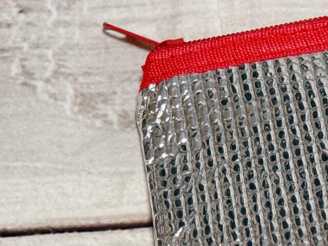 素材はポリエステル、発泡ポリエチレン、PET