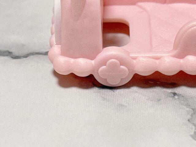 縁はホイップクリーム風のデザイン