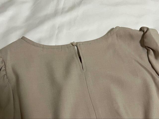 【Honeys ドロスト使いワンピース】着脱は首後ろのボタンを留めたり外したりする仕様。輪っかに括らせるタイプなので、着用時でもカンタン！