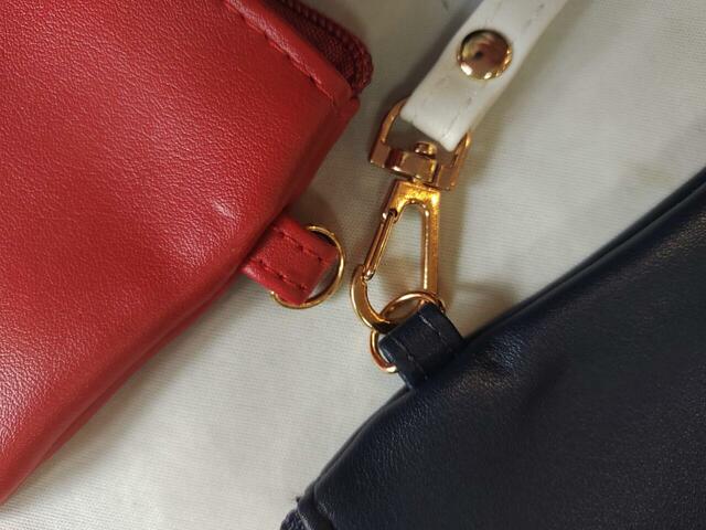 ストラップ部分にポーチを取り付けて、持ち運べる（外すことも可能）