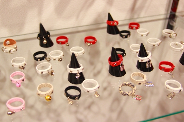 【狂笑の紫音 Dragon Regalia】「ドラゴン+拘束具」というコンセプトを掲げる狂笑の紫音さん。ストーリー性のある首輪は、自分では外せない南京錠付き。