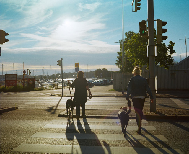 CAMERA:makina67 / 某、アウトレット付近で気になるゴミ箱があったので道を渡って激写。自転車が来たのでタイミングを見計らいつつ…ちょっとシャッター切るのが早かったかなー。