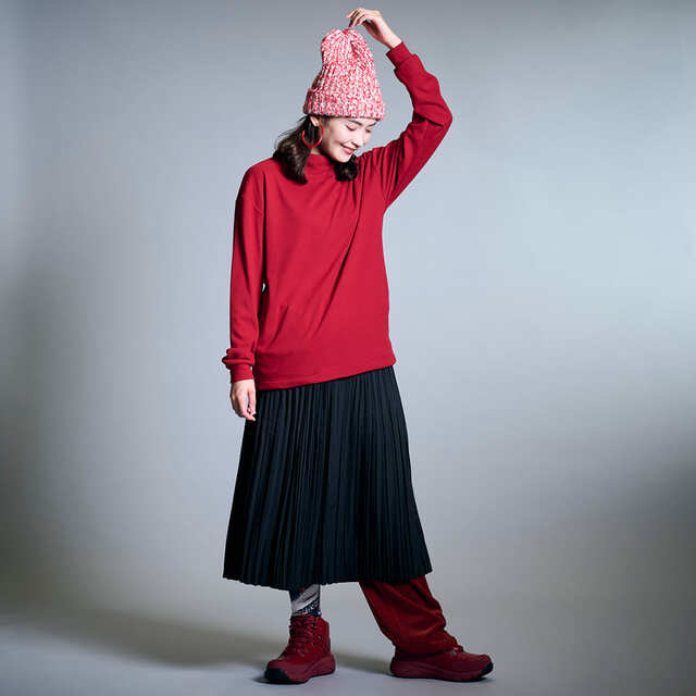 レディース撥水ランダムプリーツスカート(税込1,900円)ブラック/トップスをアウトにした着こなし例