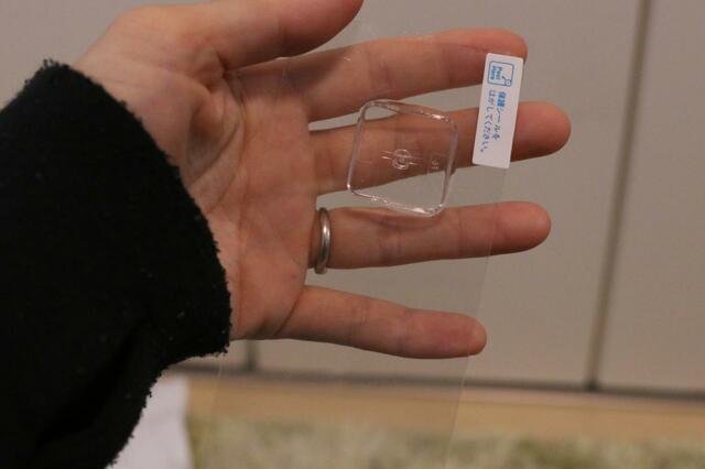 【山崎実業Tower ウォールペーパーホルダー】今回はシールで取り付けることに