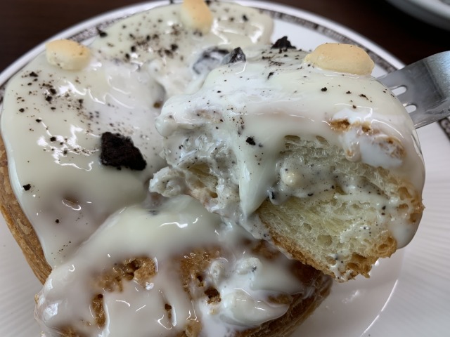 溶けたソフトクリームがデニッシュにしみて美味しい〜♪