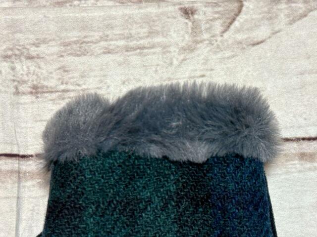 指先部分はふわふわのフェイクファー生地！