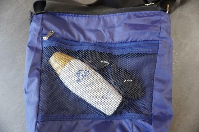 ファスナーポケットもメッシュ素材