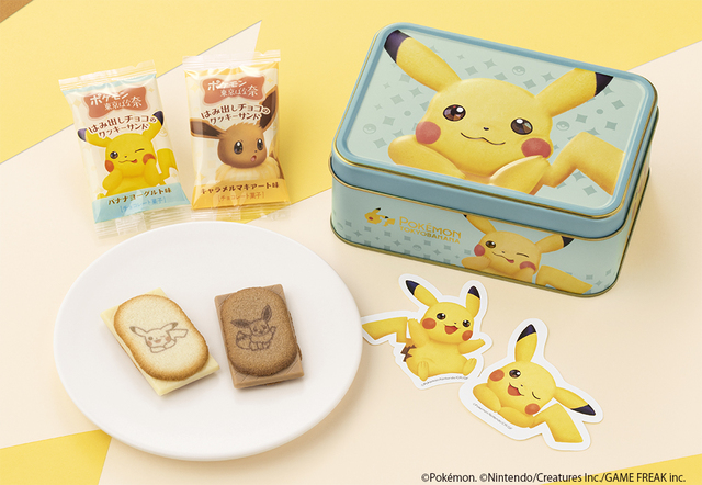 「ポケモン東京ばな奈 はみ出しチョコのクッキーサンド　スペシャル缶（ピカチュウ）（C）Pokémon.（C）Nintendo/Creatures Inc./GAME FREAK inc.」＜価格：1,944円＞【キラキラおめめの“ピカチュウステッカー”付き！ピカチュウだらけな「ポケモン東京ばな奈 はみ出しチョコのクッキーサンド」新登場！】