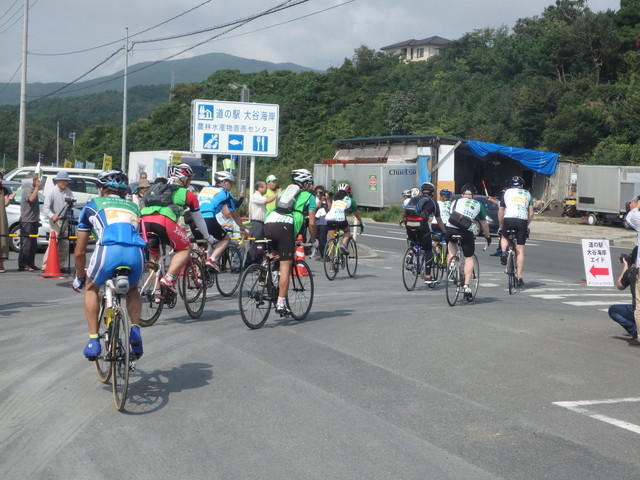 ツール・ド・東北2015/エイドで休憩を終えると、次々にリスタートしていく出場者