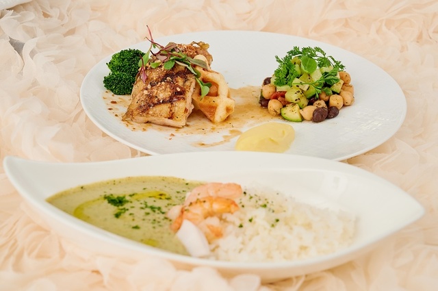 キューカンバーとキウイのサラダ、バターミルクフライドチキン＆ワッフル、シーフードグリーンカレー