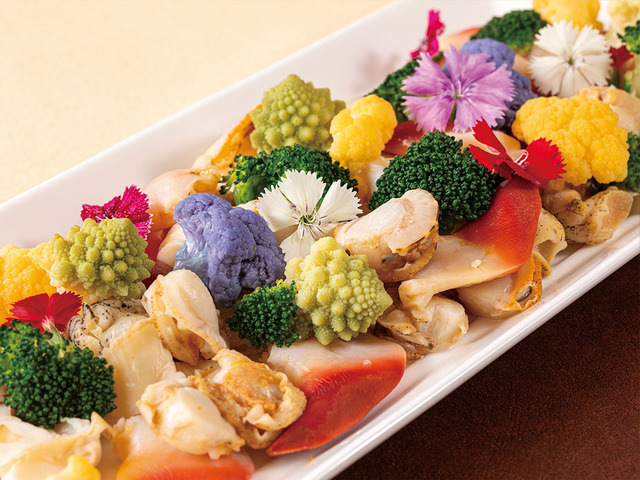 「取り合わせ貝類の彩りサラダ仕立て」＜期間：2026年2月21日～23日、3月14日、15日＞【【東京ベイ舞浜ホテル ファーストリゾート】20種類以上のいちごスイーツが食べ放題！5日間限定の「ストロベリースイーツビュッフェ」開催！】