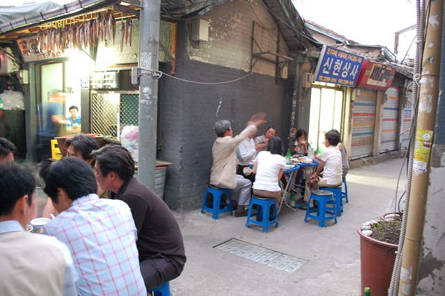 『ウファ食堂』の外観（夏）。店内にカウンターはないので、1人では利用できない。2～4人で行くといい