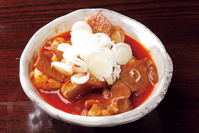 炭火焼きホルモンぶっちゃ～（亀有） ホルモン煮込み 480円 小腸をじっくり煮込んだコクのある一品。まろやかでピリ辛な味つけも酒のお供にぴったりだ。