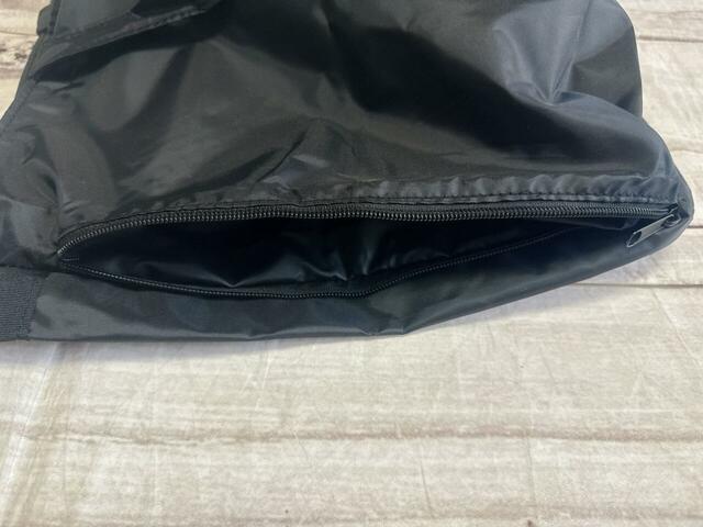 背面ポケットのサイズは大きめ！