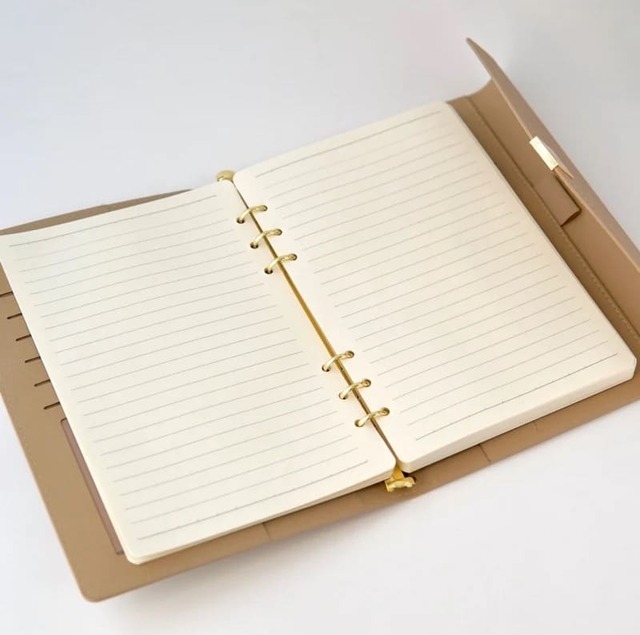 「大人ノート」ルーズリーフノート マグネットボタン 中身は使い勝手のいいルーズリーフ