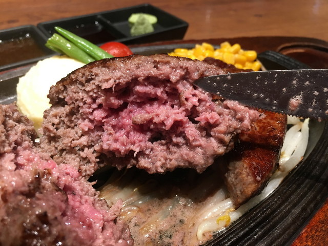ランチでは、黒毛和牛ハンバーグを1500円から提供している