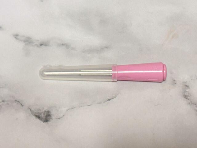 フェルティング用ニードルホルダー。ホルダーにニードルをセットして使います。握りやすくおすすめ！