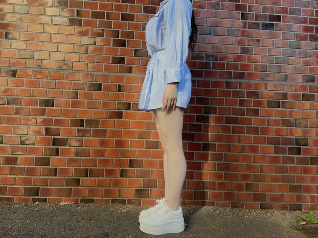 履き口のカットは足首が見えるため、足がほっそり見える効果も！