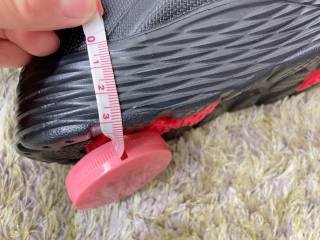 【ワークマン 防水フィールドブーツ】かかと部分で3cm、足先部分で1.5〜2cmの厚みがあります