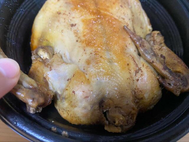 【ガスト 自家製ローストチキン】解説書に従ってカットしていきます