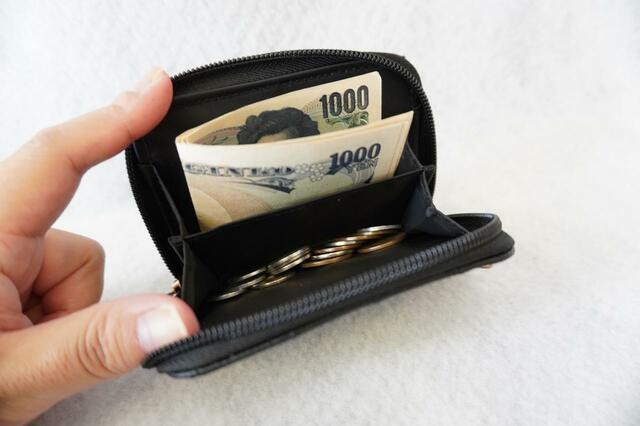 紙幣や硬貨を分けて収納できる