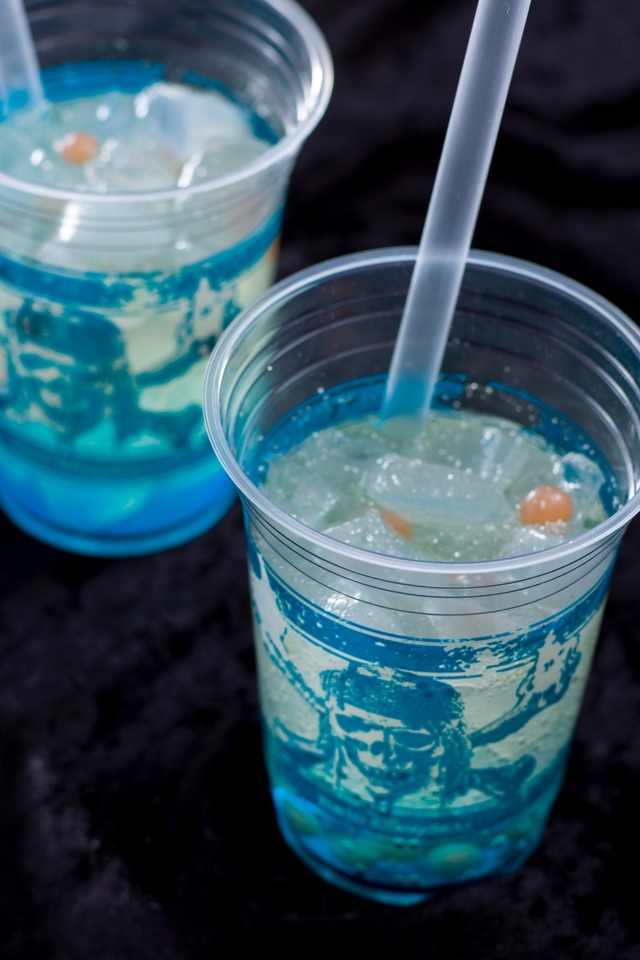 スペシャルスパークリングカクテル(ブルーキュラソーシロップ)1杯 ¥680【販売店舗】カフェ・ポルトフィーノ|2018年東京ディズニーシー「ディズニー・パイレーツ・サマー」スペシャルメニュー