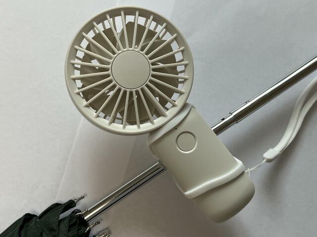 【ダイソーミニ扇風機用シリコンホルダー 無印良品 充電式モバイルハンディファン】無印良品のハンディファンは安定していた