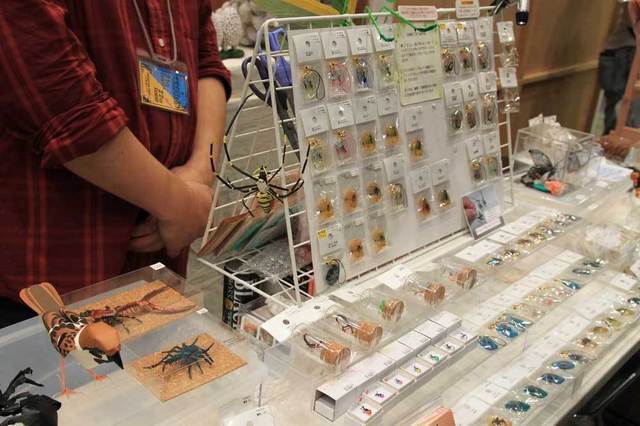 「我流切紙人」ブース。アクセサリーやオブジェが並んでいます。