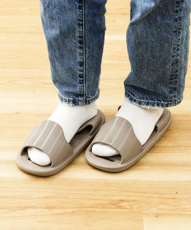 【3COINS×新生活おすすめグッズ】8「両履き軽量スリッパ」550円（税込）