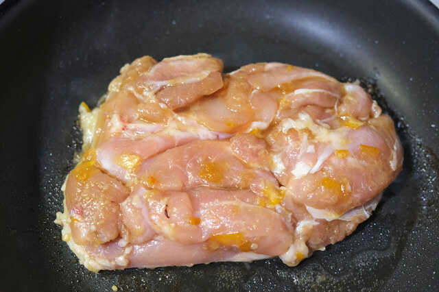 アヲハタ Spoon Free オレンジを使った「かんきつ香る照り焼きチキン」2．フライパンに油をひいて熱し、鶏もも肉を入れて焼いていきます