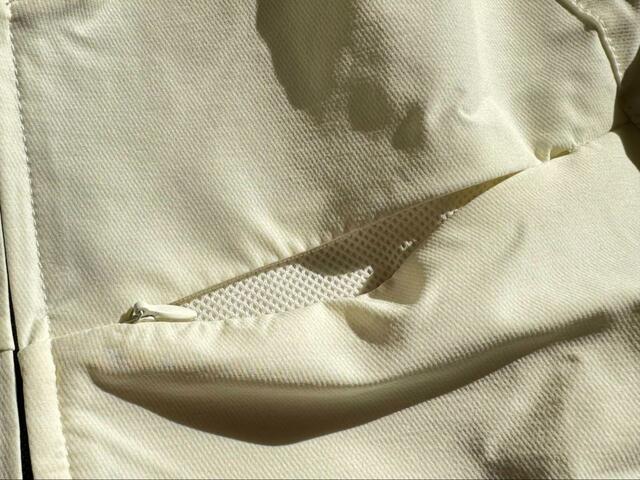 【ワークマン トラベルシェルウォームジャケット】スマホも入れやすい