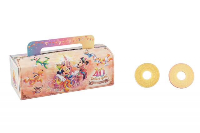 バウムクーヘン 1,600円｜内容量：バウムクーヘン8個［ホワイトチョコレートコーチング　4個、ストロベリーチョコレートコーチング4個］｜東京ディズニーリゾート40周年“ドリームゴーラウンド”スペシャルグッズ｜発売日：2023年4月10日（月）｜販売店舗：東京ディズニーランド「グランドエンポーリアム」、東京ディズニーシー「ヴァレンティナーズ･スウィート」