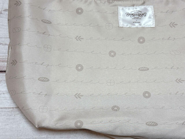 裏地は、今回のコラボコレクション限定のオリジナル柄プリント生地を使用