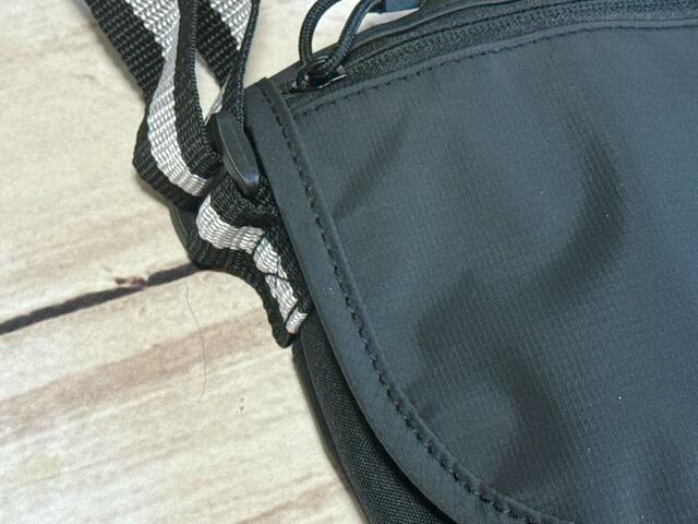 フラップの生地は濡れにくく汚れにくい素材なので、ちょっとした雨や汚れもさっとふき取ることができます