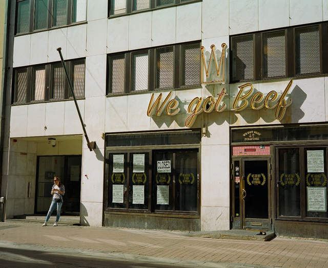 CAMERA:makina67 / 2015年のフィンランド。大好きなネオン管サインと待ち合わせ中の女の子を入れて。