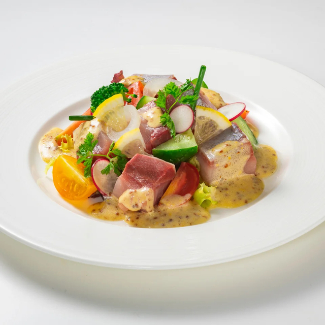 「寒ブリのサラダ 柚子味噌マスタード」＜期間：2026年1月5日～2月15日＞【北の大地が育む旬の恵みを堪能！「シェラトングランドホテル広島」に“カニ食べ放題”も楽しめる人気のブッフェが今年も登場！】