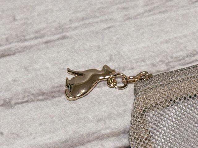 【カルディ　ネコバッグ／メッシュポーチ】ファスナーの引き手にはバッグとお揃いのチャーム付き！